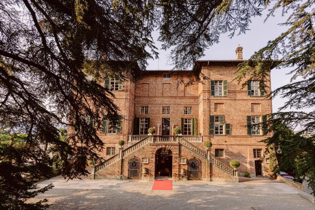 Das Castello di Casalborgone, Luxury Italian Castle Hotel liegt in Casalborgone, 28 km von Mole Antonelliana entfernt und bietet Unterkünfte mit...
