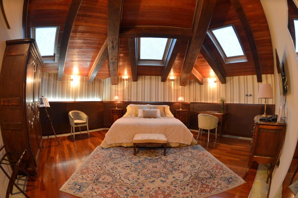 Situado numa villa art nouveau do século XIX, o Hotel Dei Pittori disponibiliza um restaurante.
