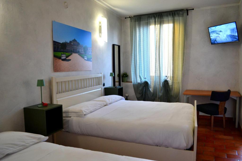 DOMANDA L'Hotel si trova a Caselle Torinese, a 11 km dallo stadio Allianz Juventus e a 12 km dalla stazione ferroviaria di Porta Susa.