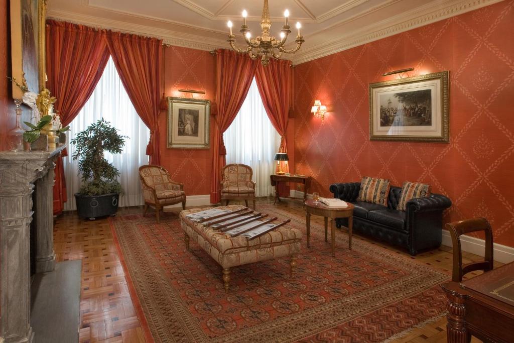 Il lussuoso Grand Hotel Sitea a 5 stelle si trova nel centro di Torino, proprio dietro Piazza San Carlo e a 10 minuti a piedi da Piazza Castello.