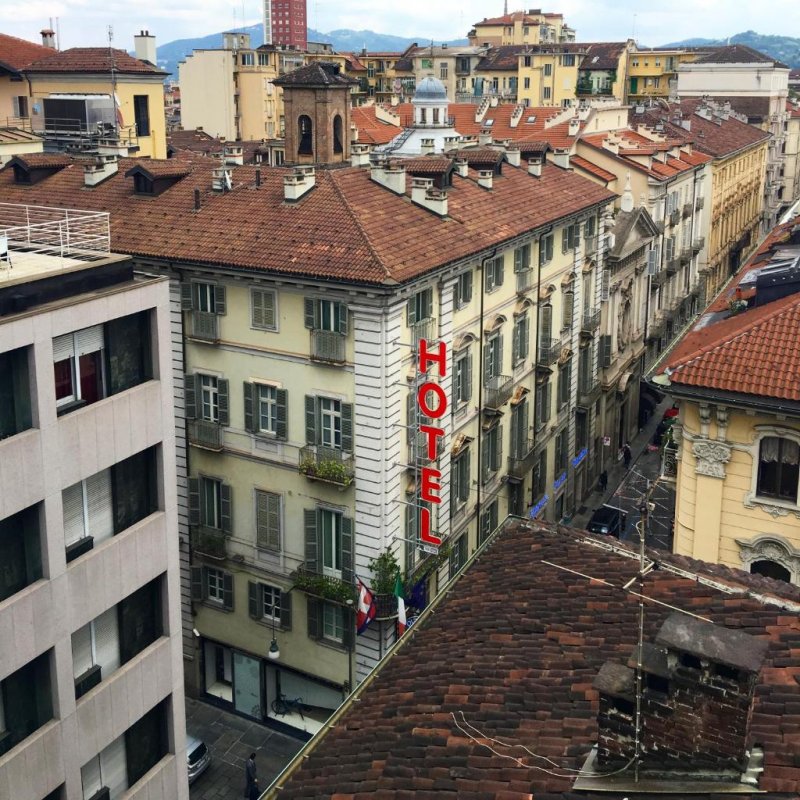 La doar 500 de metri de Muzeul Egiptean din centrul oraşului Torino, Hotelul Le Petit se află la o distanţă foarte mare de principalele teatre şi muzee.