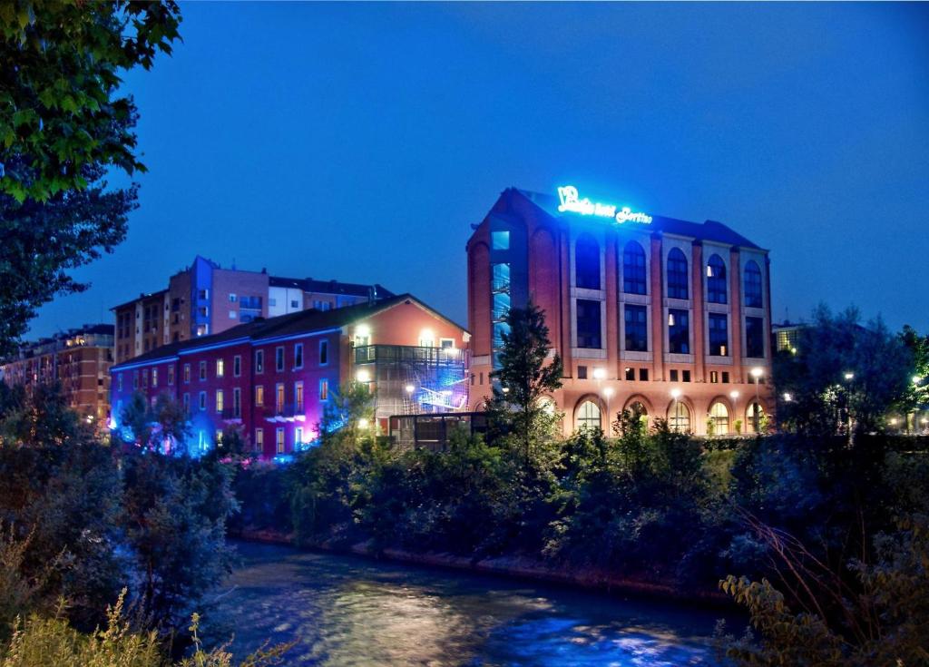 Situé le long de la rivière Dora, le Pacific Hotel Fortino de Turin dispose d'un jardin paisible avec terrasse d'été et de chambres classiques avec climatisation.