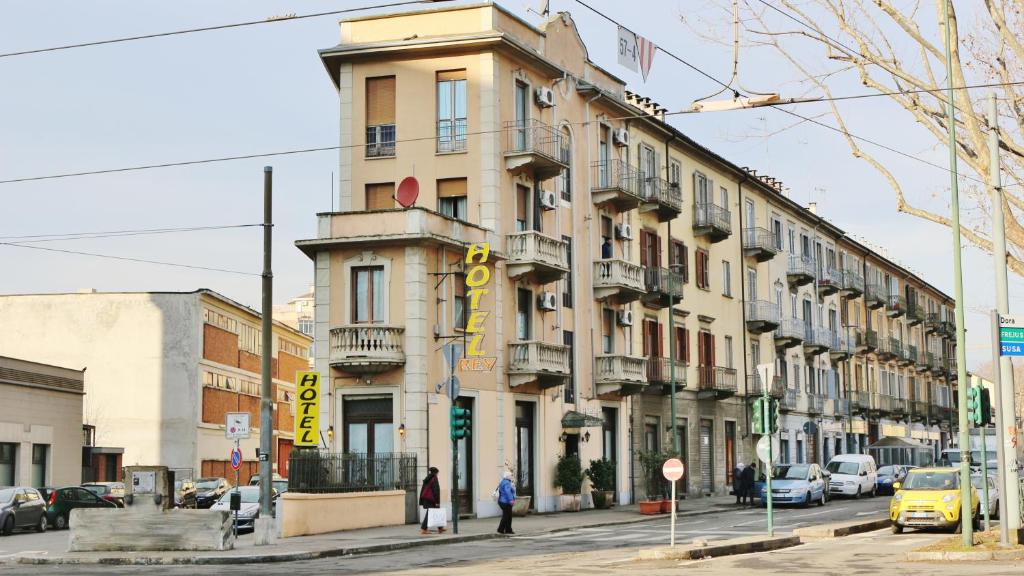 Das Hotel Rey begrüßt Sie in Turin, 2,7 km vom Bahnhof Mole Antonelliana und 3 km vom Bahnhof Porta Susa entfernt.