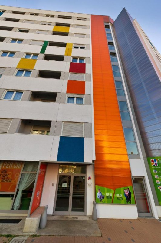 Vicino alla zona commerciale di Torino e a 15 minuti di auto dallo Stadio Juventus, l'Hotel Sharing è un edificio moderno con decorazioni pop art.
