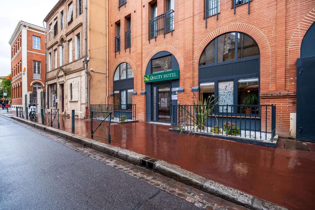 Quality Hotel Toulouse Centre is located in Toulouse, 350 metres from Jean Jaures Metro Station and an 8-minute walk from Toulouse Matabiau TGV Train...