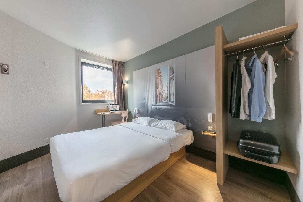 Located in Toulouse, B&B Toulouse Centre is 2 km from the A621 motorway, 650 metres from the Canal du Midi Metro Station and 6 km from Toulouse Stadium.