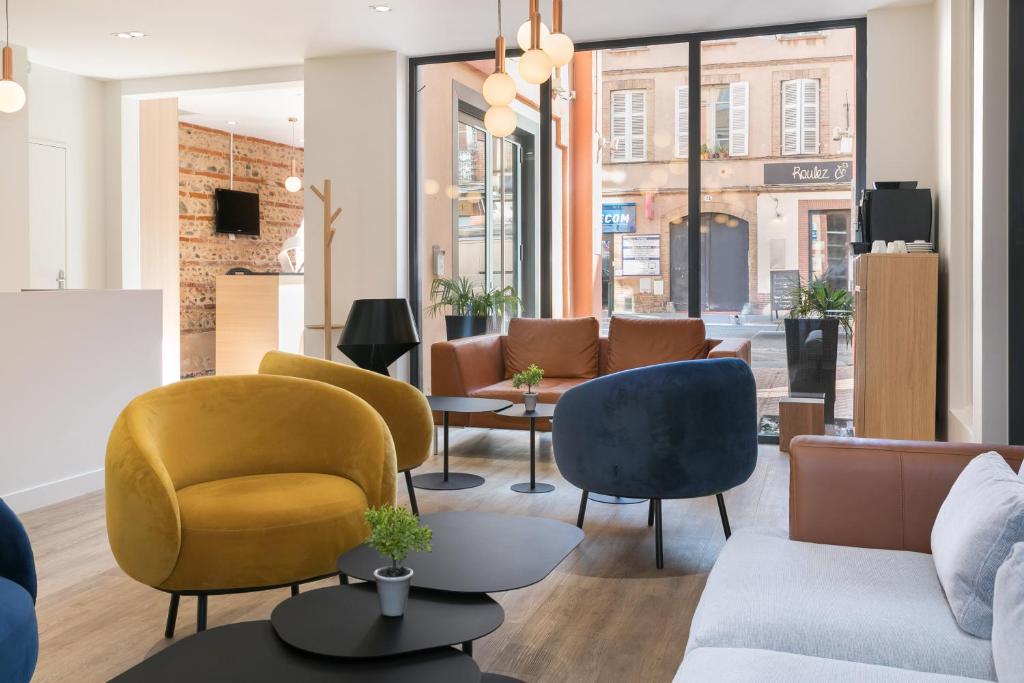 This hotel is located in Toulouse city centre, next to the Jeanne d’Arc Metro stop.