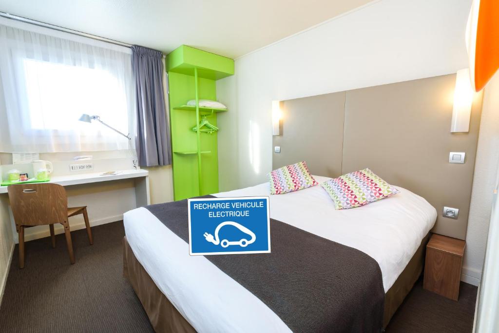 This Campanile Hotel is located in next to the A620 and 5 km from Toulouse-Blagnac Airport.