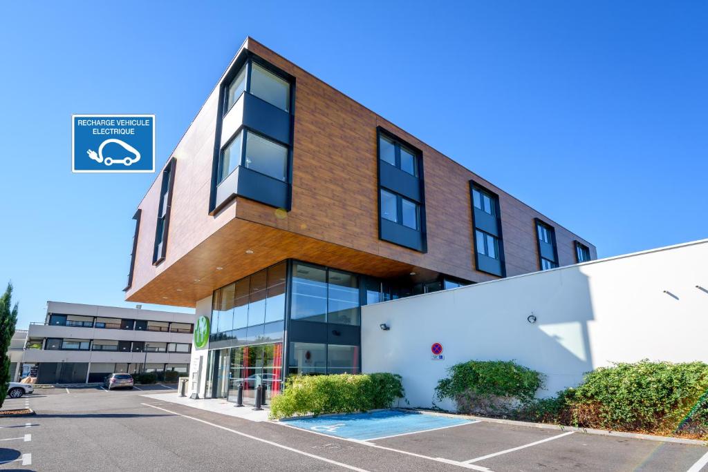 This Campanile Hotel is located near La Cité de l' Espace, 6 km east of Toulouse city centre and 9 km from Toulouse Stadium.