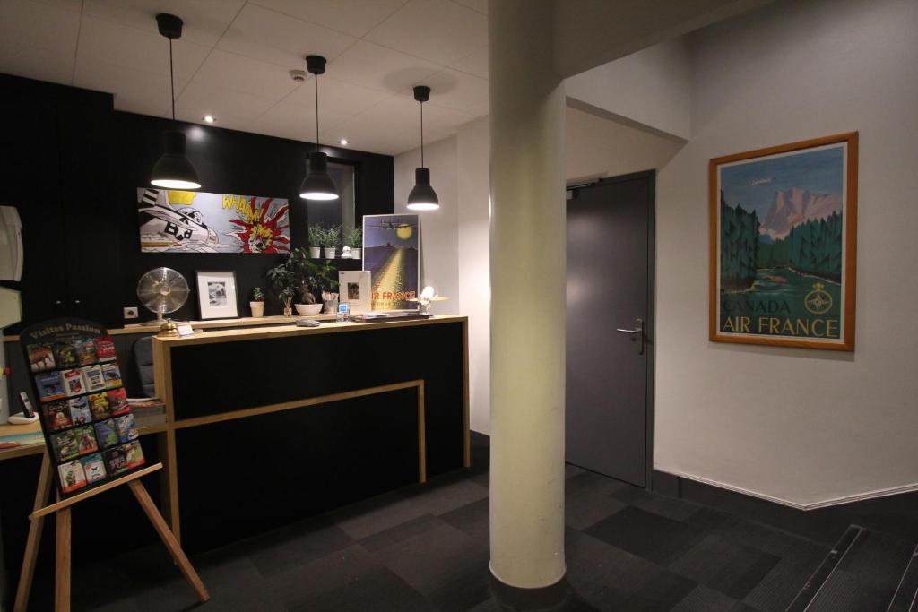 2.1 km from Toulouse Zenith concert hall, next to a bus stop and Purpan tram stop, Hôtel Vol de Nuit offers free Wi-Fi, free parking, a restaurant, garden...