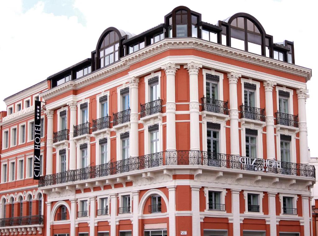 The 4-star Citiz Hotel is located on Place Wilson in Toulouse, a 5-minute walk from the Capitole and a 10-minute walk from Matabiau Train Station.