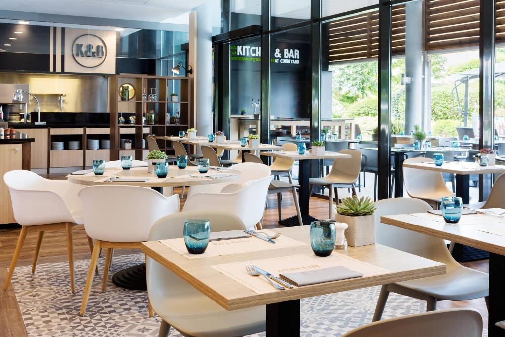 Courtyard By Marriott Toulouse Airport is just minutes from Toulouse Blagnac Airport and offers a seasonal outdoor heated swimming pool and free parking.