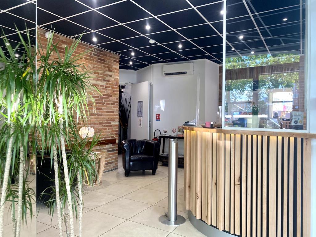 Hotel De Bordeaux provides quietness and comfort on the banks of the Canal du Midi. Toulouse Stadium is 5 km from the property.