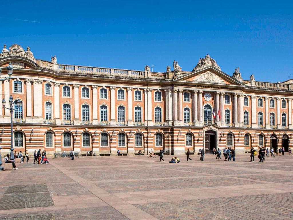 Ibis Styles Toulouse Capitole is located in Toulouse's historic centre, on Place du Capitole. It offers bedrooms renovated in 2017.