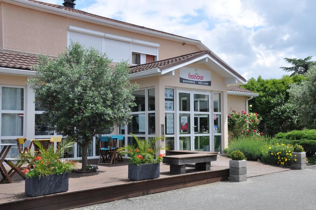 Fasthotel Toulouse Blagnac Aeroport is located just 800 metres from the airport and 300 metres from the P5 car park.