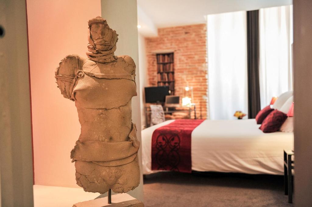 Located in the historical centre of Toulouse, just a 1-minute walk from the cafés at Place Saint-Georges, Hôtel des Arts offers individually decorated, en...