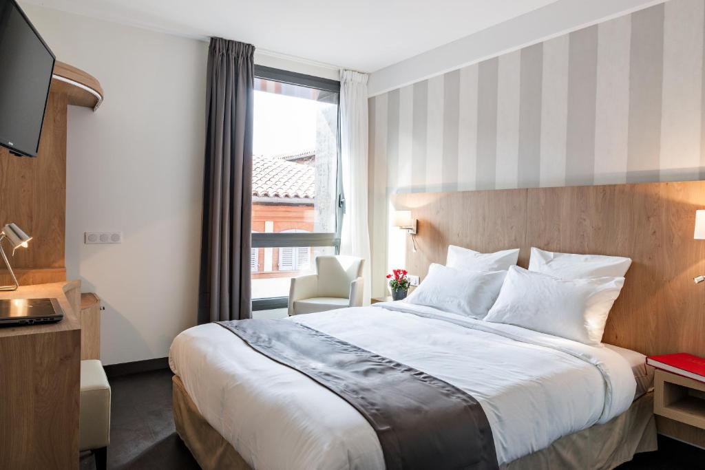 Located in the centre of Toulouse, this 3-star hotel is just in front of Esquirol Metro Station and 3 km from Toulouse Stadium.