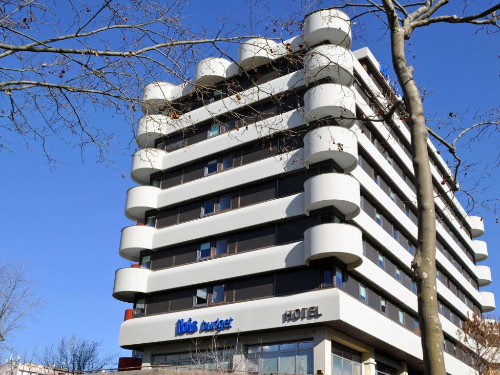 Set in Toulouse city centre, 8 km from Toulouse Blagnac Airport and 6 km from Toulouse Stadium, ibis budget Toulouse Centre has 24-hour front desk, free...