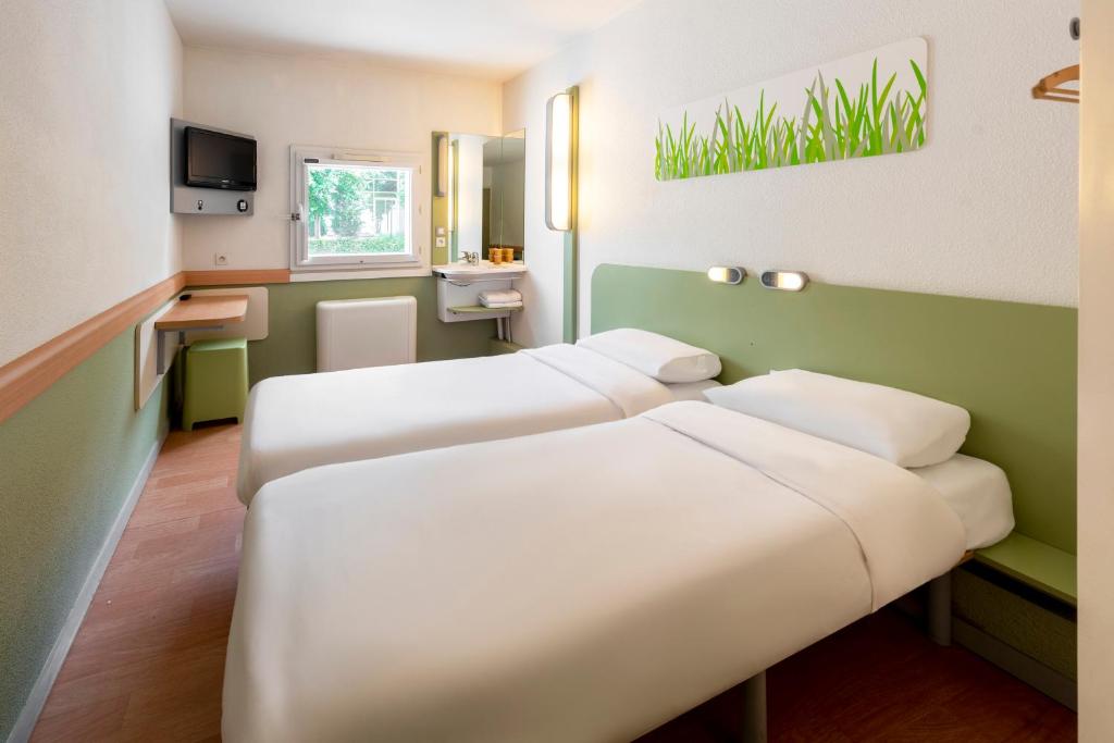 Located 6 km from Toulouse city centre and 8 km from Matabiau Train Station, B&B HOTEL Toulouse Cité de l'Espace Hurel has 24-hour front desk, free...