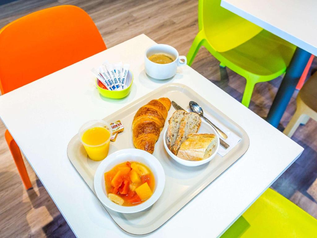 Located at the entrance to Colomiers near the Airbus Industries offices, Ibis budget Toulouse Colomiers offers accommodation 4 km from Toulouse.