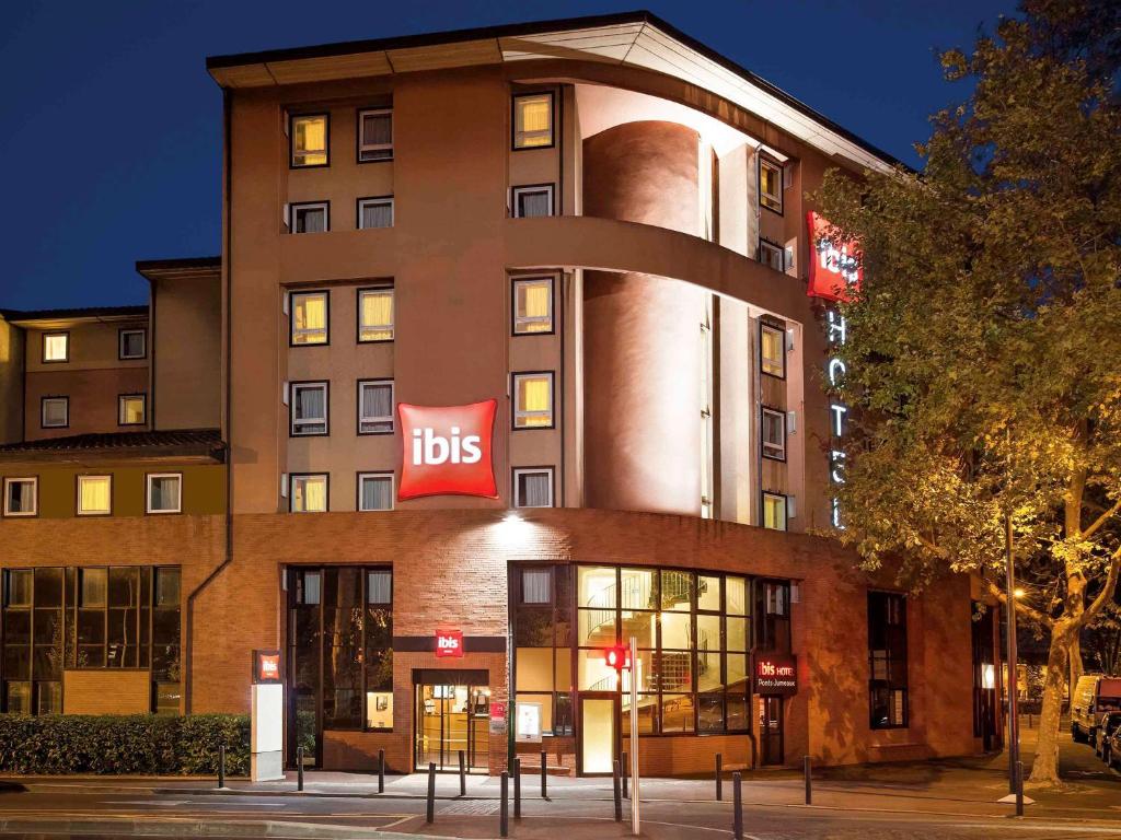 Conveniently located 4 km from Toulouse Blagnac Airport and Toulouse Stadium, Ibis Toulouse Pont Jumeaux offers 24-hour reception, meeting rooms, a...