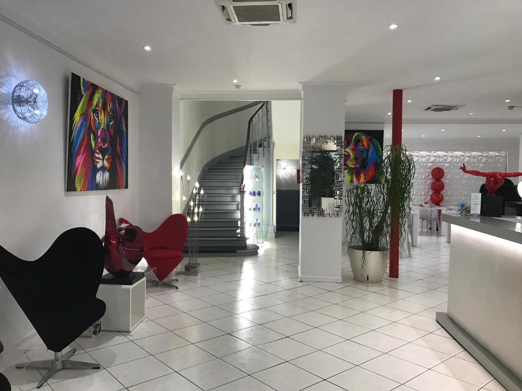 Situated in the centre of Toulouse, this hotel is just 180 metres from the Place du Capitole and its Metro station.
