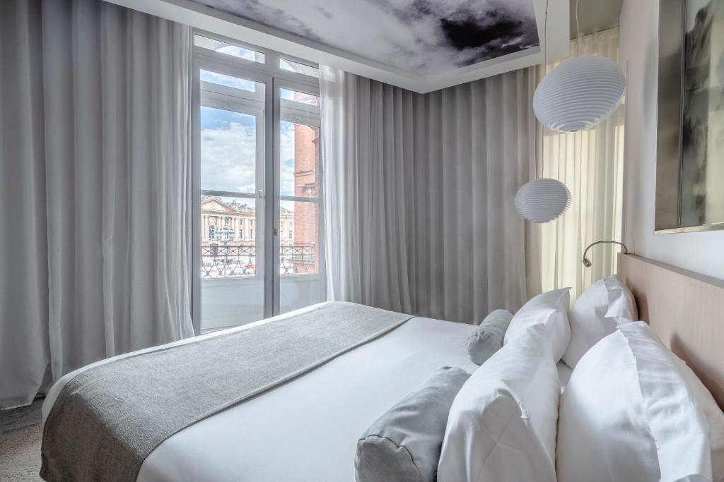 Setați în centru Toulouse, Grand Balcon Hotel este un hotel de 4 stele cu un decor din anii 1930 și o recepție de 24 de ore.