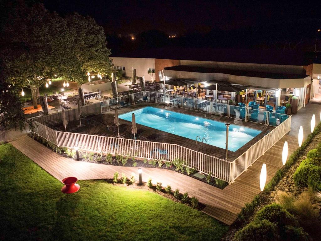 Located next to Toulouse-Blagnac Airport, this Novotel is a 20-minute bus ride from the famous Place du Capitole.