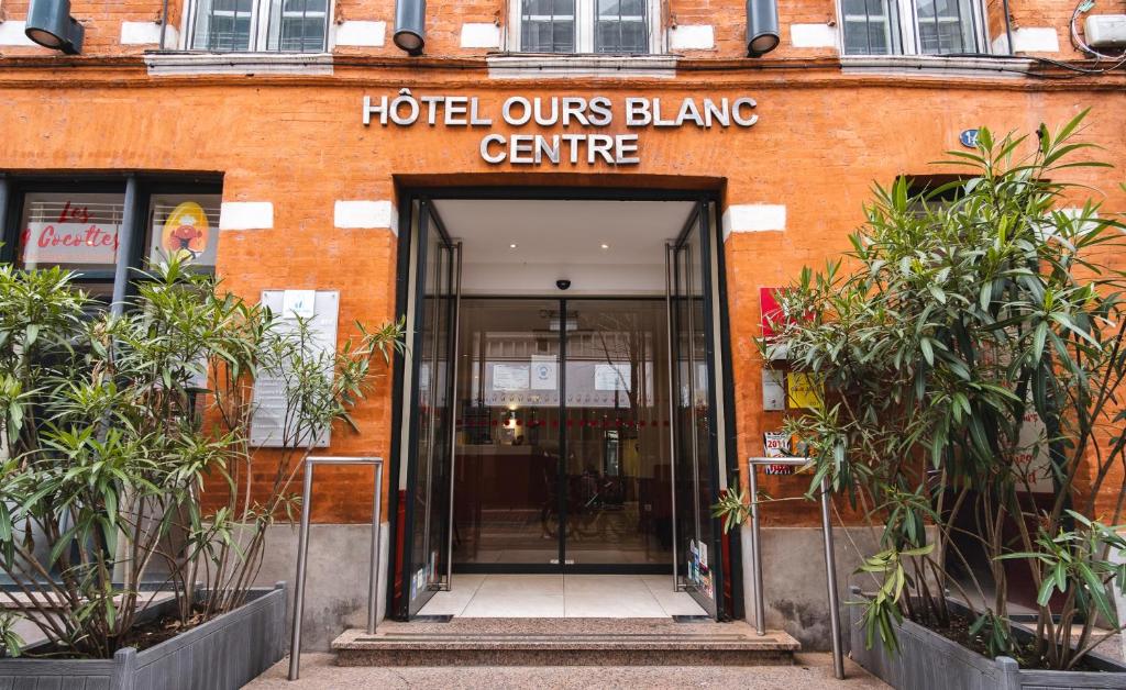 The Hotel Ours Blanc is located on the Place Victor Hugo, in central Toulouse. The Hotel Ours Blanc is situated 200 metres from Jeanne d’Arc Metro Station.