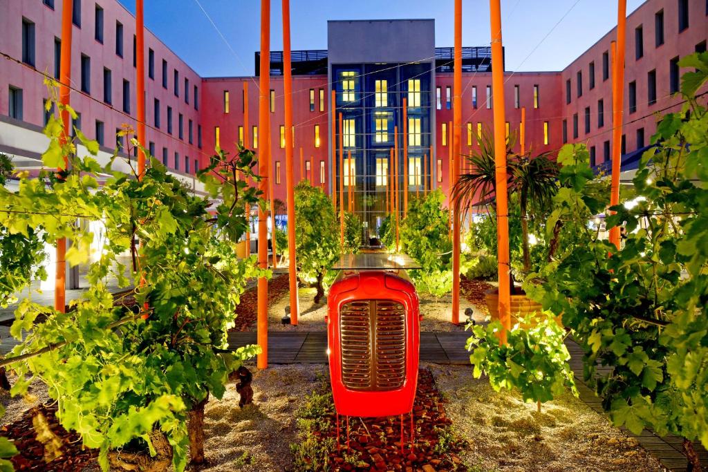 The stylish Radisson Blu Toulouse offers free WiFi, free parking and a fitness centre with a sauna, hot tub and hammam.