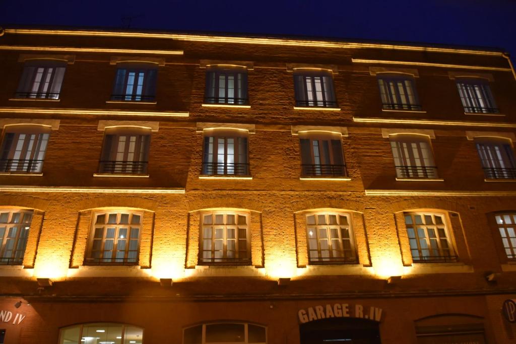 With private parking, Hôtel Raymond 4 Toulouse is a 5-minute walk from the Place du Capitole in Toulouse.
