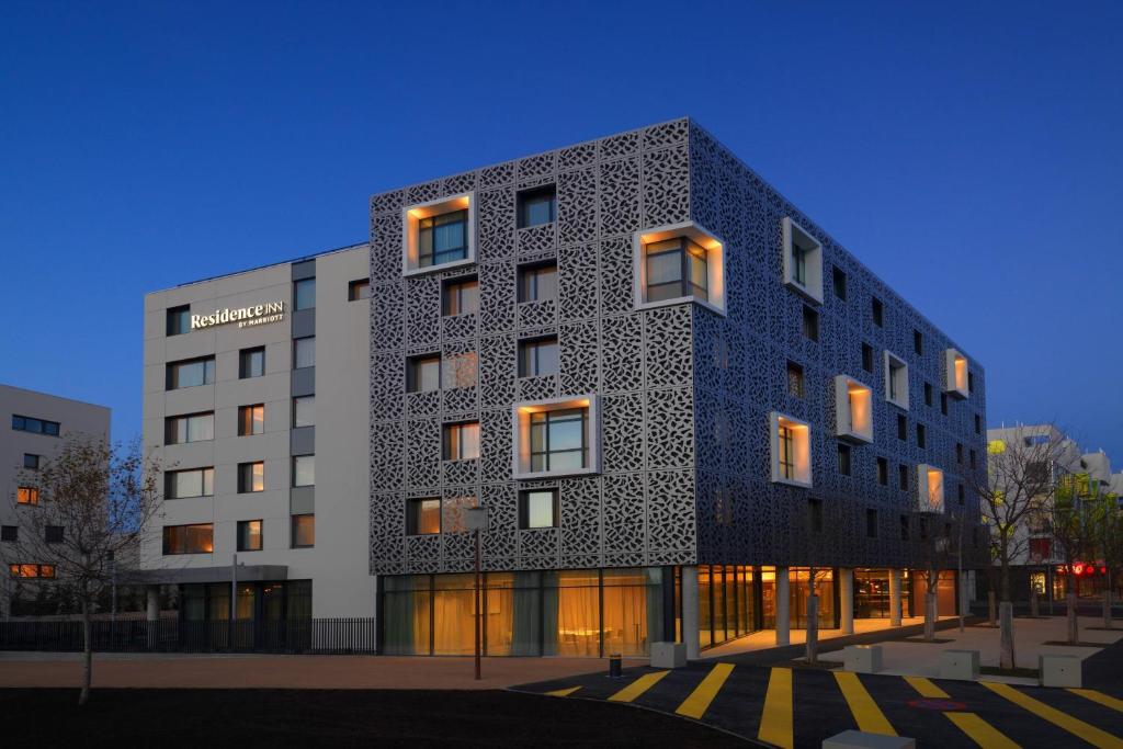 Residence Inn by Marriott Toulouse-Blagnac has a restaurant, fitness centre, a bar and shared lounge in Blagnac.