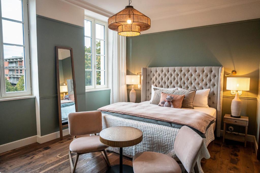 Boutique Hotel SOCLO has a seasonal outdoor swimming pool, garden, a shared lounge and terrace in Toulouse.
