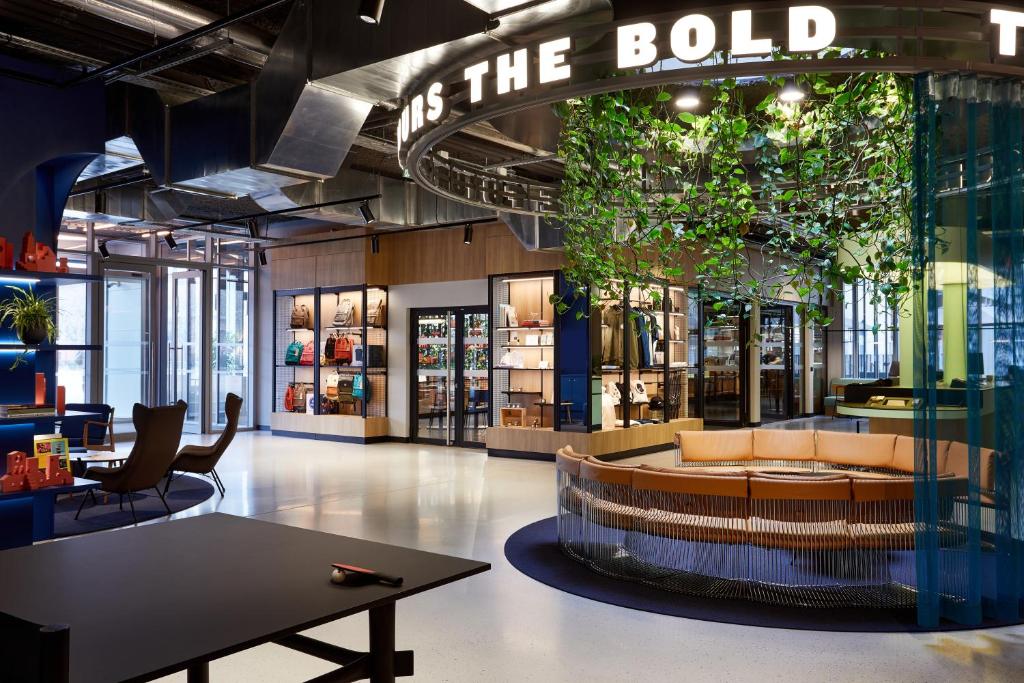 Attractively located in Toulouse, The Social Hub Toulouse features air-conditioned rooms, a seasonal outdoor swimming pool, free WiFi and a fitness centre.
