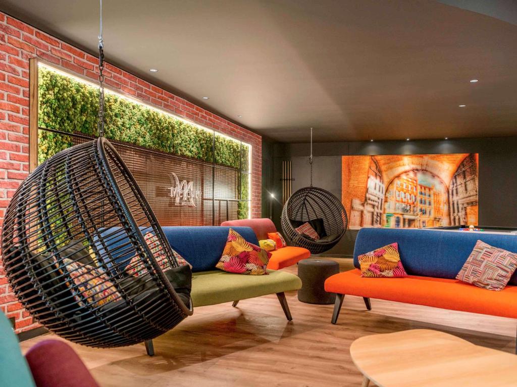 This Mercure hotel is located in central Toulouse, a 10 minute walk from Capitole Square and just 200 metres from the Compans Caffarelli Metro.