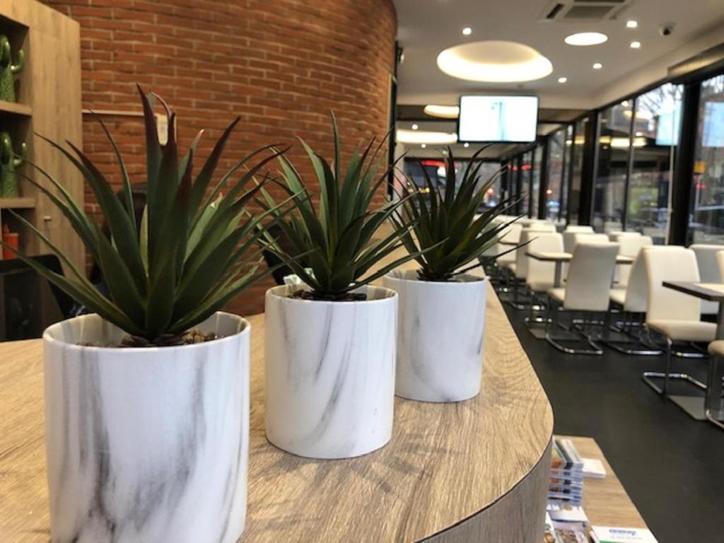 Located in the centre of Toulouse, Hotel Victor Hugo is a 10-minute walk from Matabiau Train Station.
