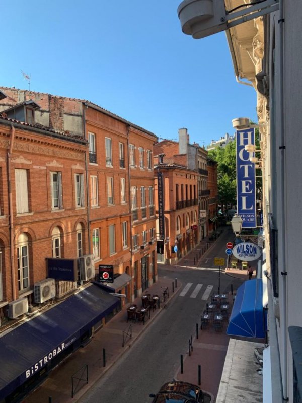 Hotel Wilson Piata este situata in centrul istoric al orasului Toulouse, la doar 200 de metri de Place du Capitole. Stadionul Toulouse este la 4 km.