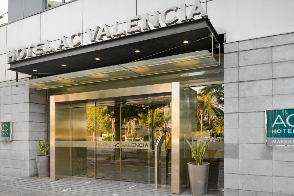 O AC Hotel Valencia fica apenas a 5 minutos a pé da Cidade das Artes e Ciências de Valência. Disponibiliza uma sala de fitness e acesso Wi-Fi gratuito em todas as áreas.