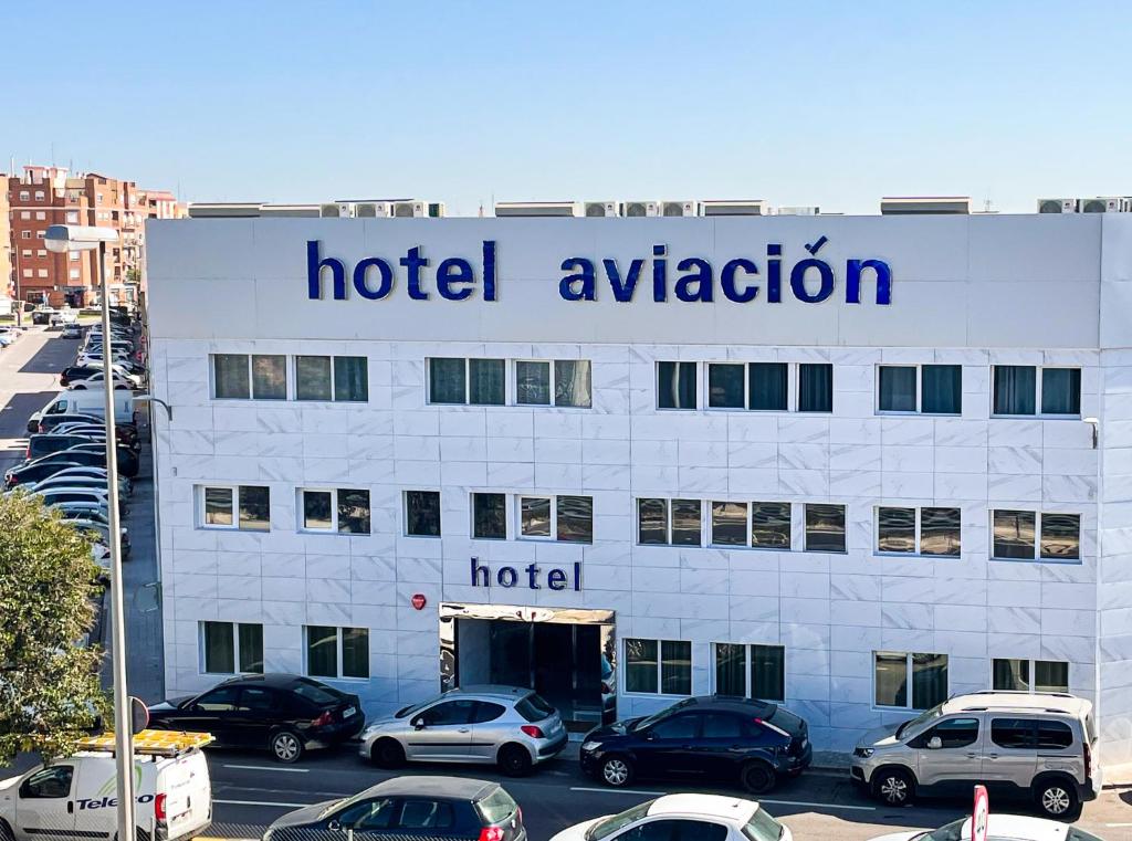 Hotelul Aviación este situat în Manises în regiunea comunitară Valencia, la 6,4 km de Bioparc Valencia și la 10 km de Biserica Sfântul Nicolás.