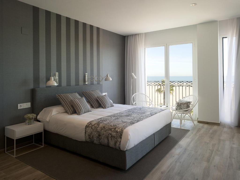Set on the seafront of Las Arenas Beach and its promenade, Hotel Boutique Balandret offers an on-site restaurant and bright rooms with free WiFi in...