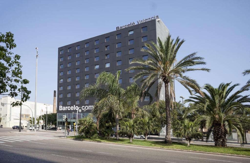 Localizado junto à Cidade das Artes e Ciências, o elegante Barceló Valencia disponibiliza um terraço com vistas para a cidade e uma pequena piscina sazonal.