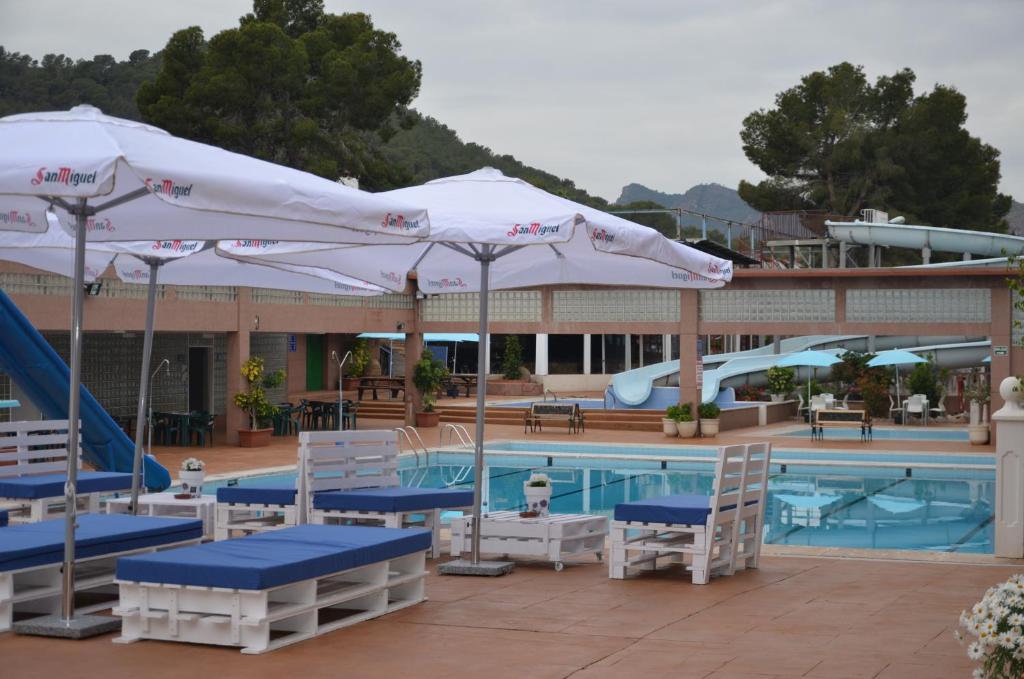 Situé à Gilet, à 28 km des Jardines de Monforte, le Complejo Turistico la Pinada propose un hébergement avec un jardin, un parking privé gratuit,...