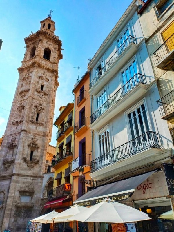 Situé entre l'église Santa Catalina et la place de la Reina, l'Hotel El Siglo est situé à Valence. Il comprend un restaurant et un bar sur place.