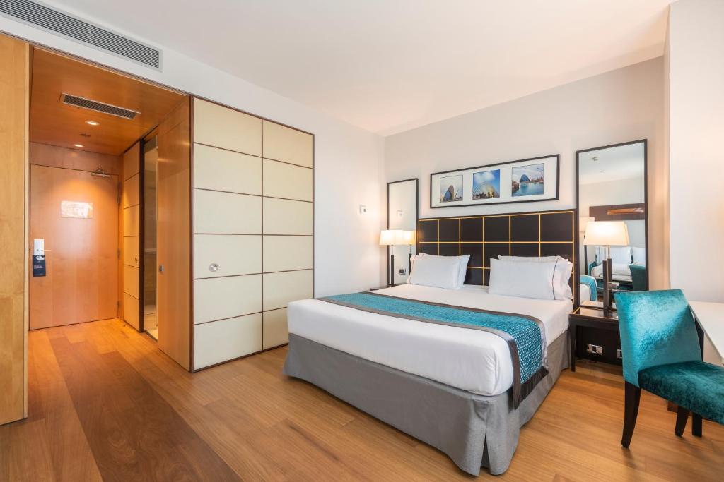 This modern hotel, next to Valencia’s Congress Centre, offers views over the city centre and free Wi-Fi. The Eurostars has a gym, sauna and rooftop pool.