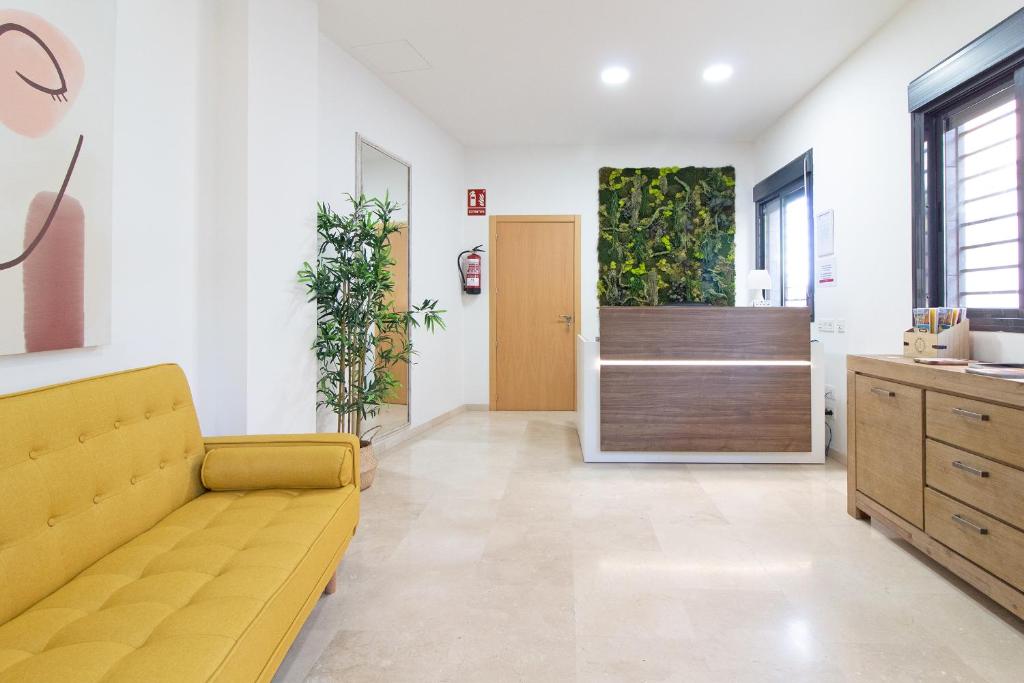 Situato a Sagunto, a 27 km da Jardines de Monforte e a 28 km da Turia Gardens, l'Hotel Sagunto offre camere con aria condizionata e connessione WiFi gratuita.