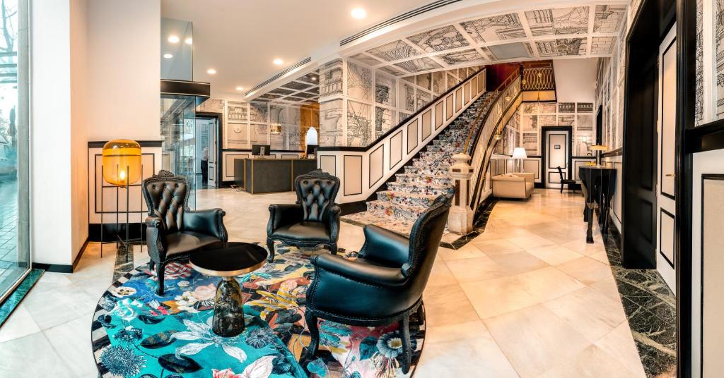 This elegant hotel is housed in an impressive, 18th-century palace in the centre of Valencia, 150 metres from the Cathedral.