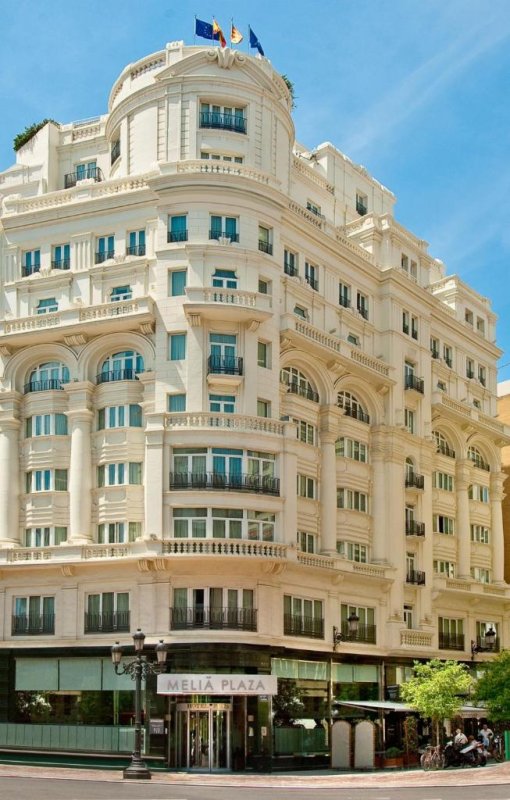 Melia Plaza Valence est situé dans un bâtiment classique donnant sur la place principale de Valence.