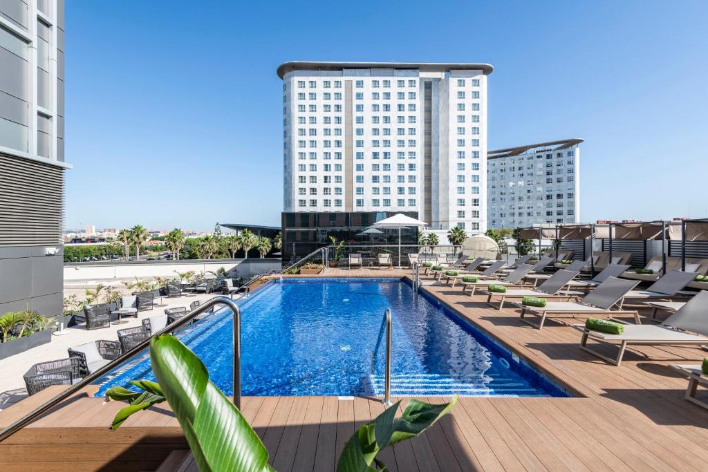 Este moderno hotel Melia fica ao lado do Centro de Congressos Palácio de Congresos de Valência e a 5 km da Estação Ferroviária AVE.