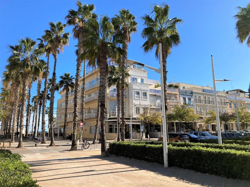 Este pequeño hotel de estilo contemporáneo ofrece vistas al mar Mediterráneo desde su entorno en la Playa de Las Arenas, cerca de la Marina Real Juan Carlos I...