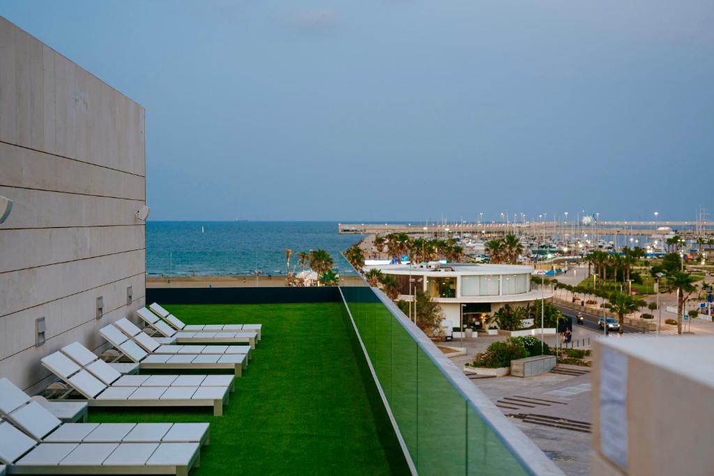 Questo hotel fronte mare si affaccia sul porto di Valencia e dispone di un centro benessere che offre un'autentica Massaggi tailandese, e una palestra Le camere moderne e climatizzate...